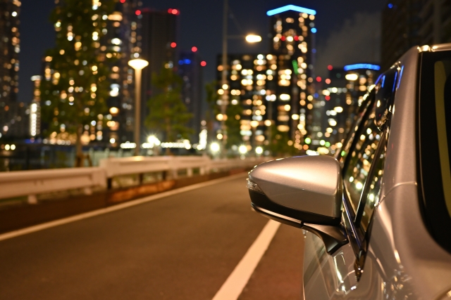 街の中を走る車の写真